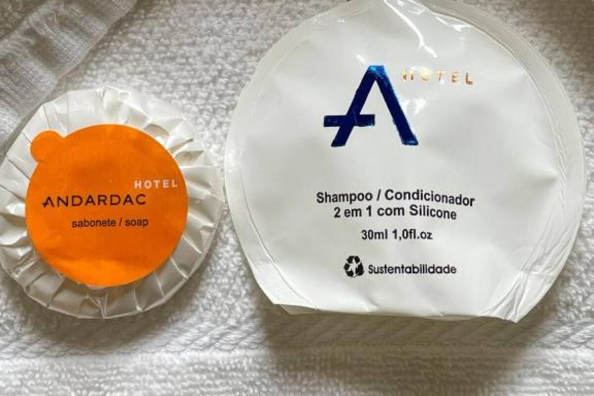 standard casal | bathroom | shower, towels, soap, shampoo