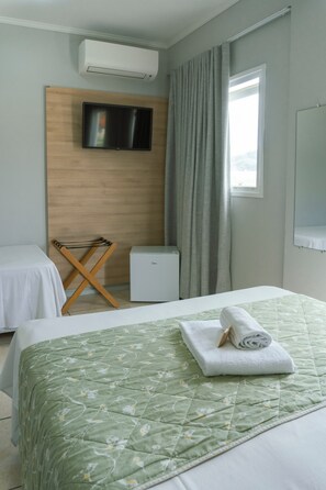 Luxo Triplo Casal | Desk, free WiFi, bed sheets - Andardac Hotel (Guaramirim)