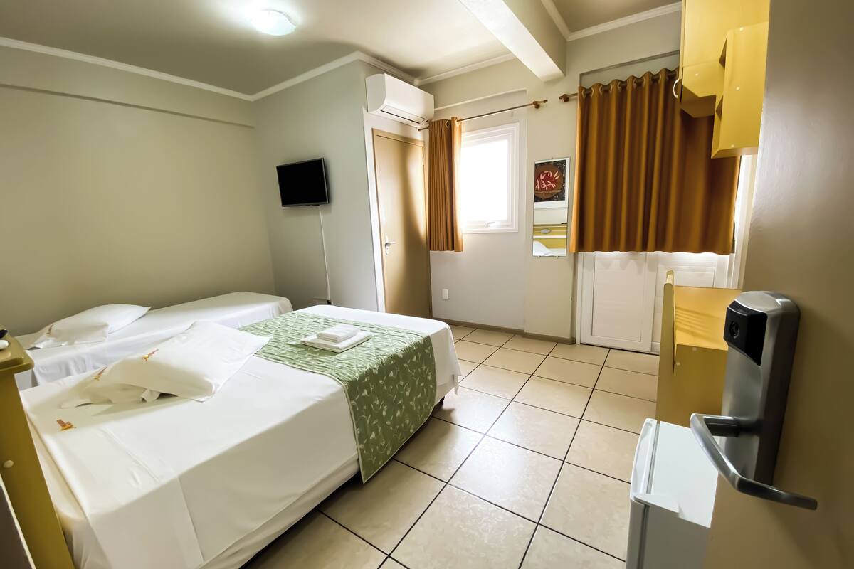 luxo triplo casal | desk, free wifi, bed sheets