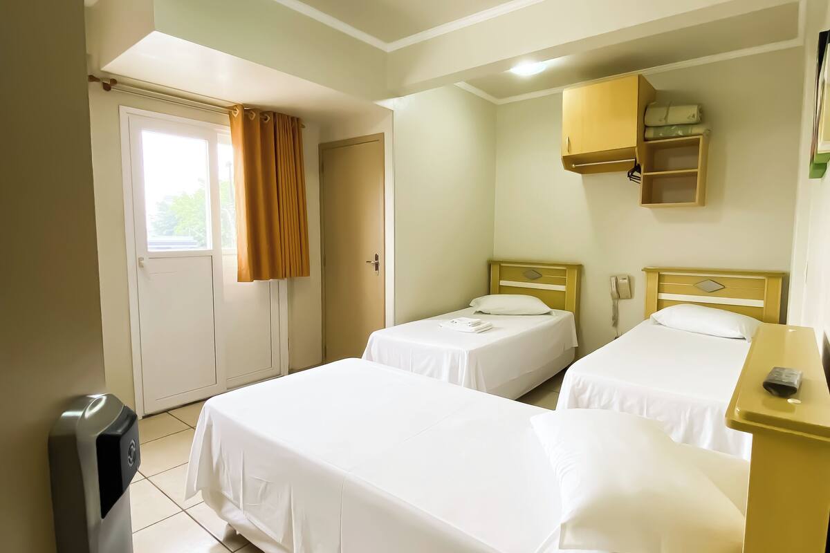 luxo triplo twin | desk, free wifi, bed sheets