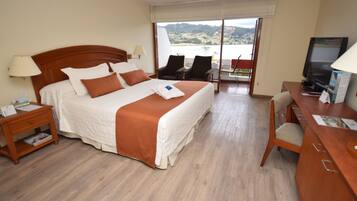 标准房 | 浴室服务设施 | 深泡浴缸、大花洒淋浴喷头、免费洗浴用品、吹风机