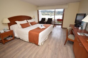 Rom – standard | Baderomsfasiliteter | Dype avslapningsbadekar, regndusjhode og toalettartikler (inkludert)