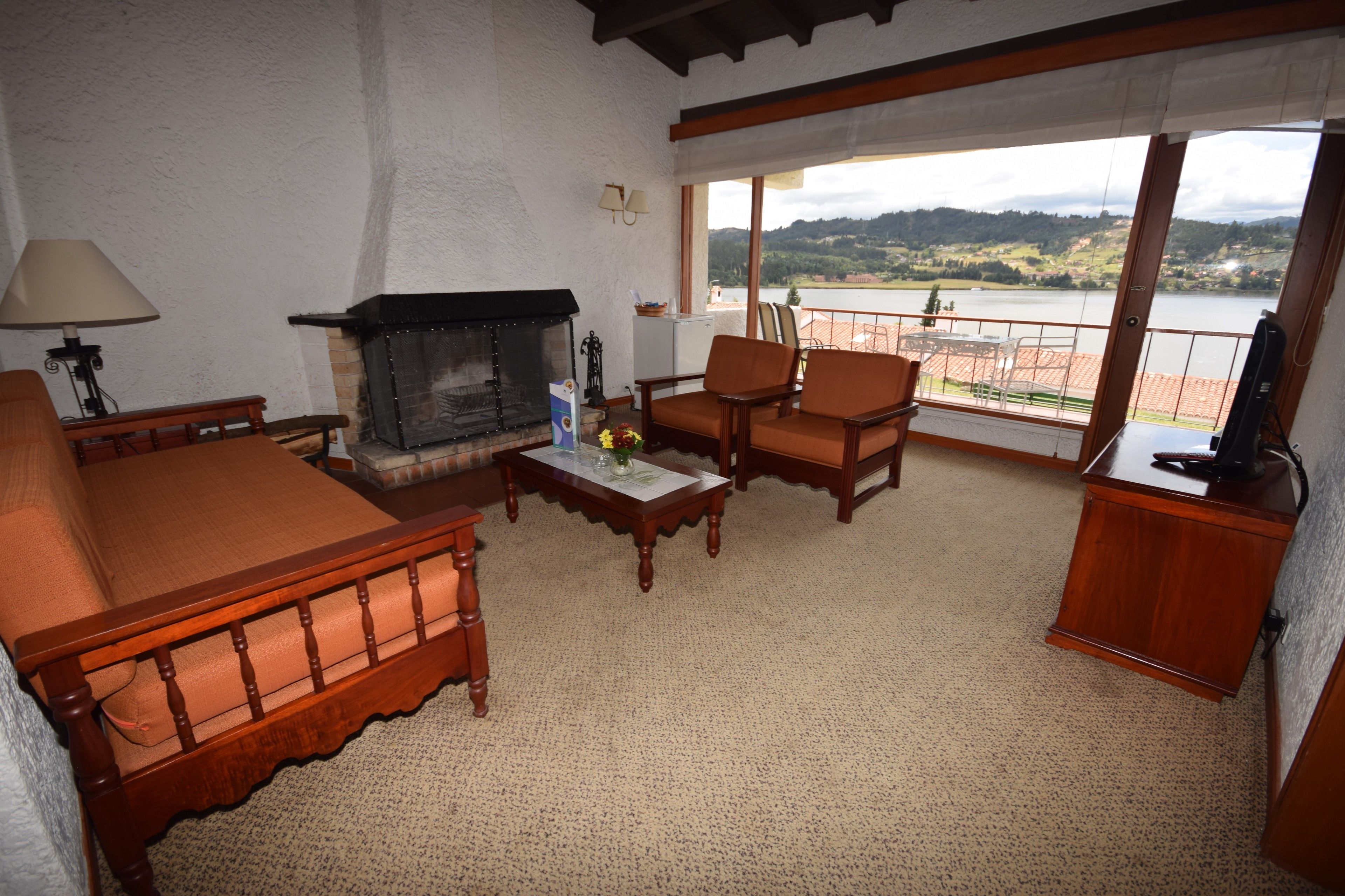 cabin, 2 bedrooms, lake view (2 bathrooms) | living room | 32-inch flat-screen tv with cable channels, tv