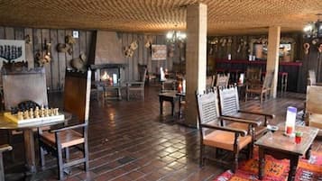 Breakfast, lunch, dinner served; local and international cuisine