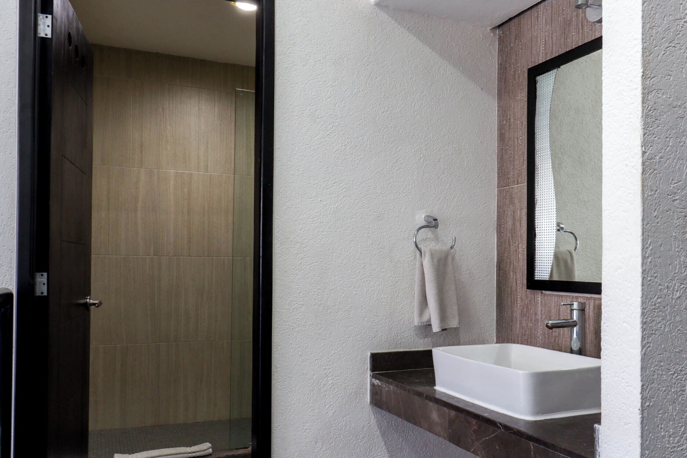 Deluxe room, 1 cama | Banheiro | Chuveiro, produtos de toalete grátis