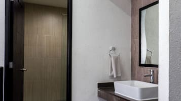 Deluxe room, 1 cama | Banheiro | Chuveiro, produtos de toalete grátis