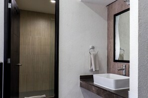 Deluxe room, 1 cama | Salle de bain | Douche, articles de toilette gratuits, sèche-cheveux