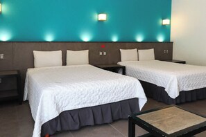 Deluxe room, 2 camas | Ropa de cama de alta calidad, caja fuerte, escritorio