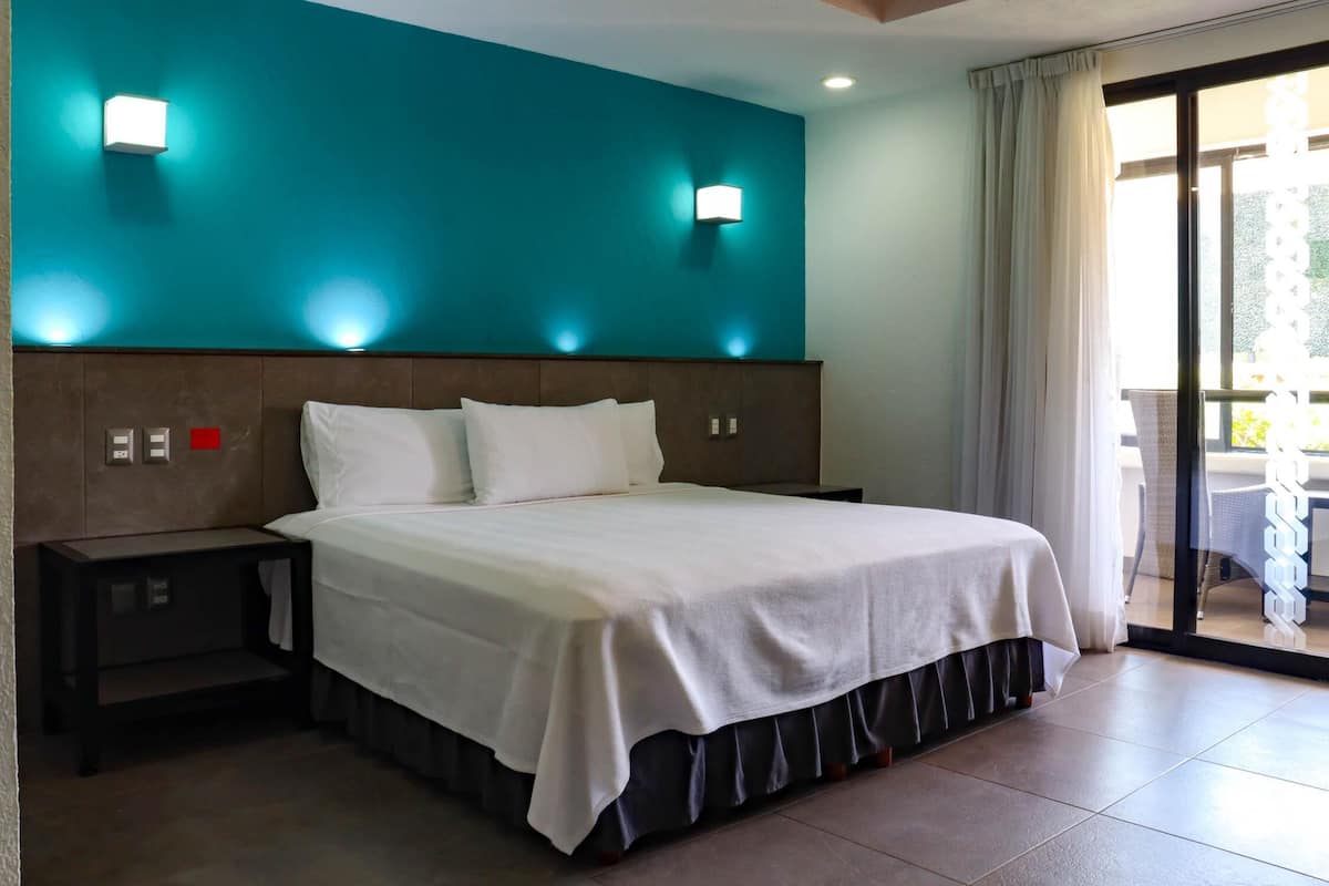 Premium bedding, in-room safe, desk, laptop workspace