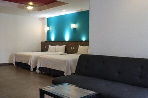 Deluxe room, 2 camas | Seprai premium, brankas, meja kerja, dan ruang kerja ramah laptop