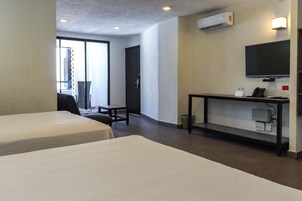 Ropa de cama de alta calidad y caja de seguridad en la habitación 