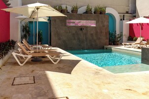 Una piscina al aire libre