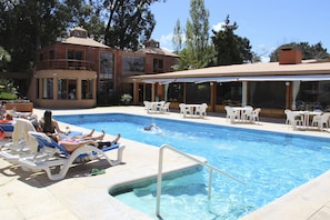Piscine intérieure, piscine extérieure, chaises longues