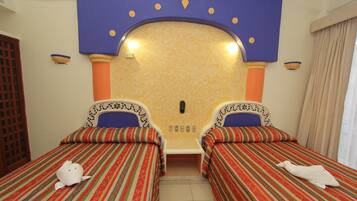 Habitación estándar, 2 camas matrimoniales | Tabla de planchar con plancha, cunas, wifi gratis y ropa de cama