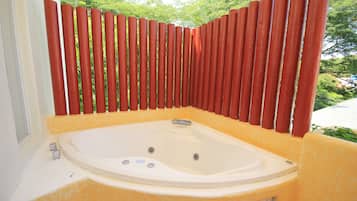 Suite junior, 1 cama King size | Tabla de planchar con plancha, cunas, wifi gratis y ropa de cama