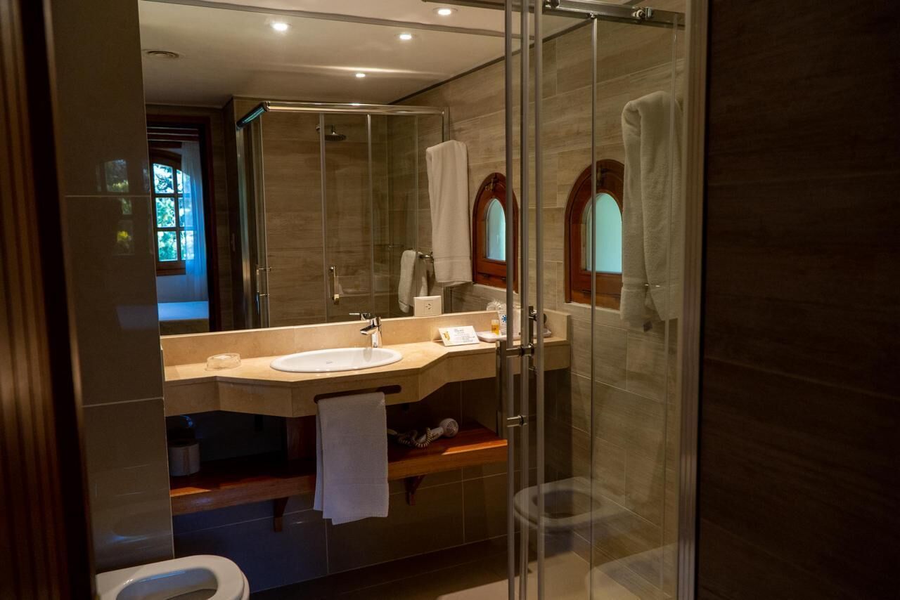 Single Room | Bathroom | Shower, free toiletries, hair dryer, towels