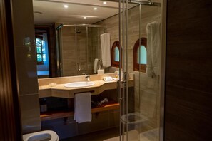 Camera singola | Bagno | Doccia, set di cortesia gratuito, asciugacapelli, asciugamani