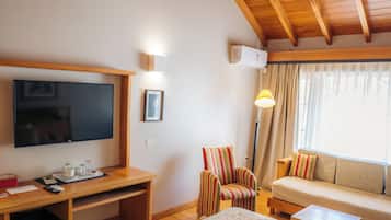 Superior Triple Room | In-room safe, desk, blackout curtains, soundproofing