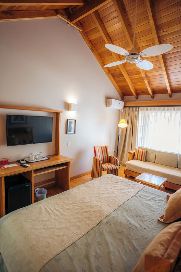 Superior trippelrum | Värdeförvaringsskåp på rummet, skrivbord och mörkläggningsgardiner