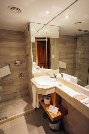 Quarto triplo standard | Banheiro | Chuveiro, produtos de toalete grátis, secador de cabelo 