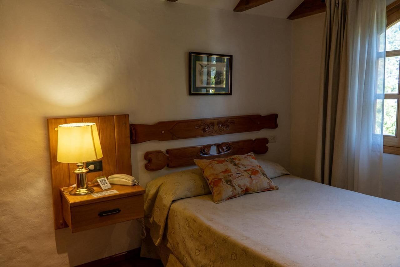 Caja de seguridad en la habitación, escritorio y cortinas blackout 