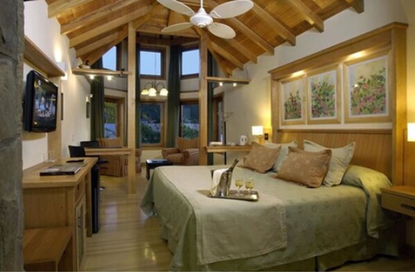 In-room safe, desk, blackout drapes, soundproofing - Le Village Hotel y Cabañas (San Martín de los Andes)