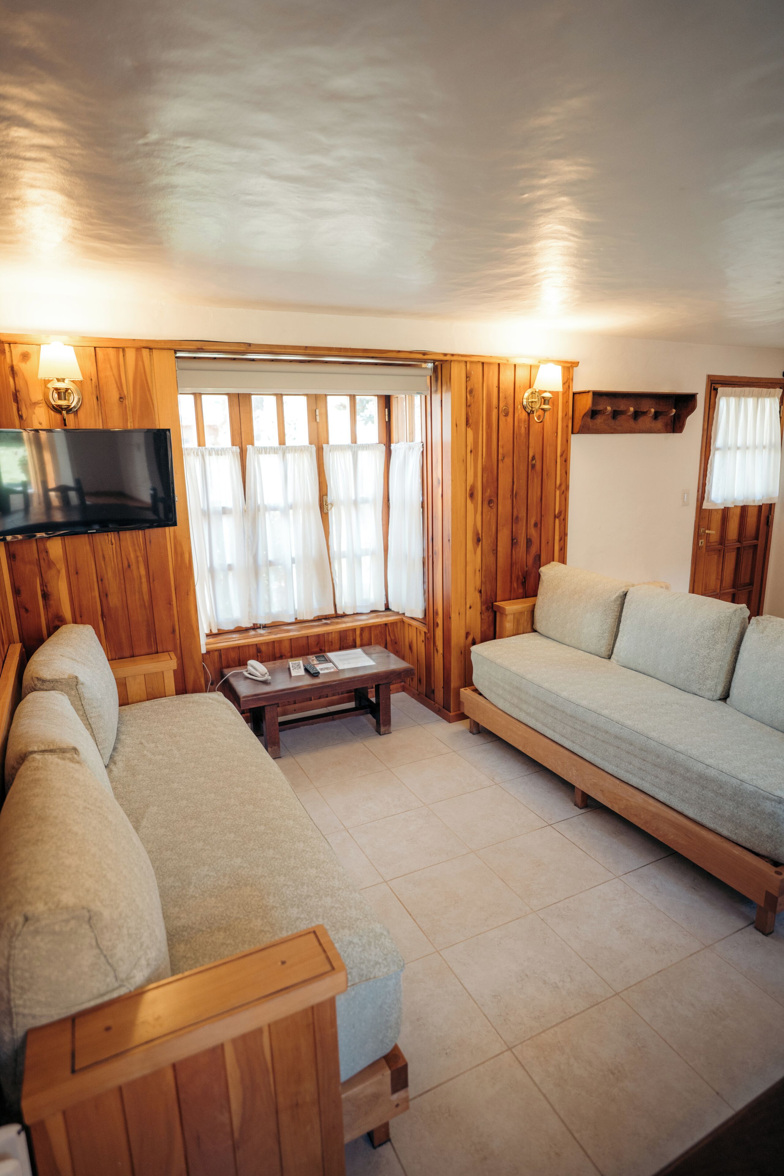 Cabaña | Área de sala de estar | Televisión de pantalla plana y impresora 