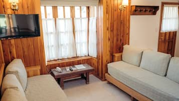 Cabaña | Área de sala de estar | Televisión de pantalla plana y impresora