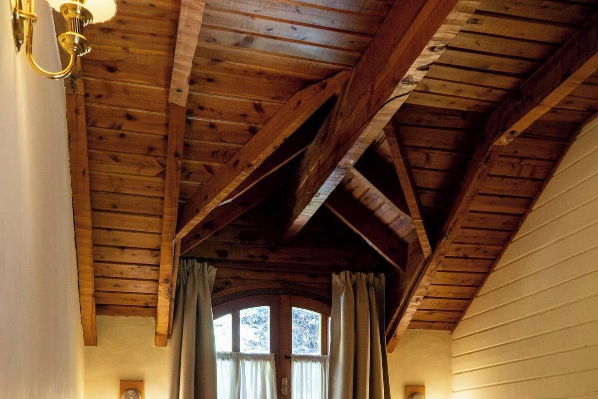 Baita | Una cassaforte in camera, una scrivania, tende oscuranti