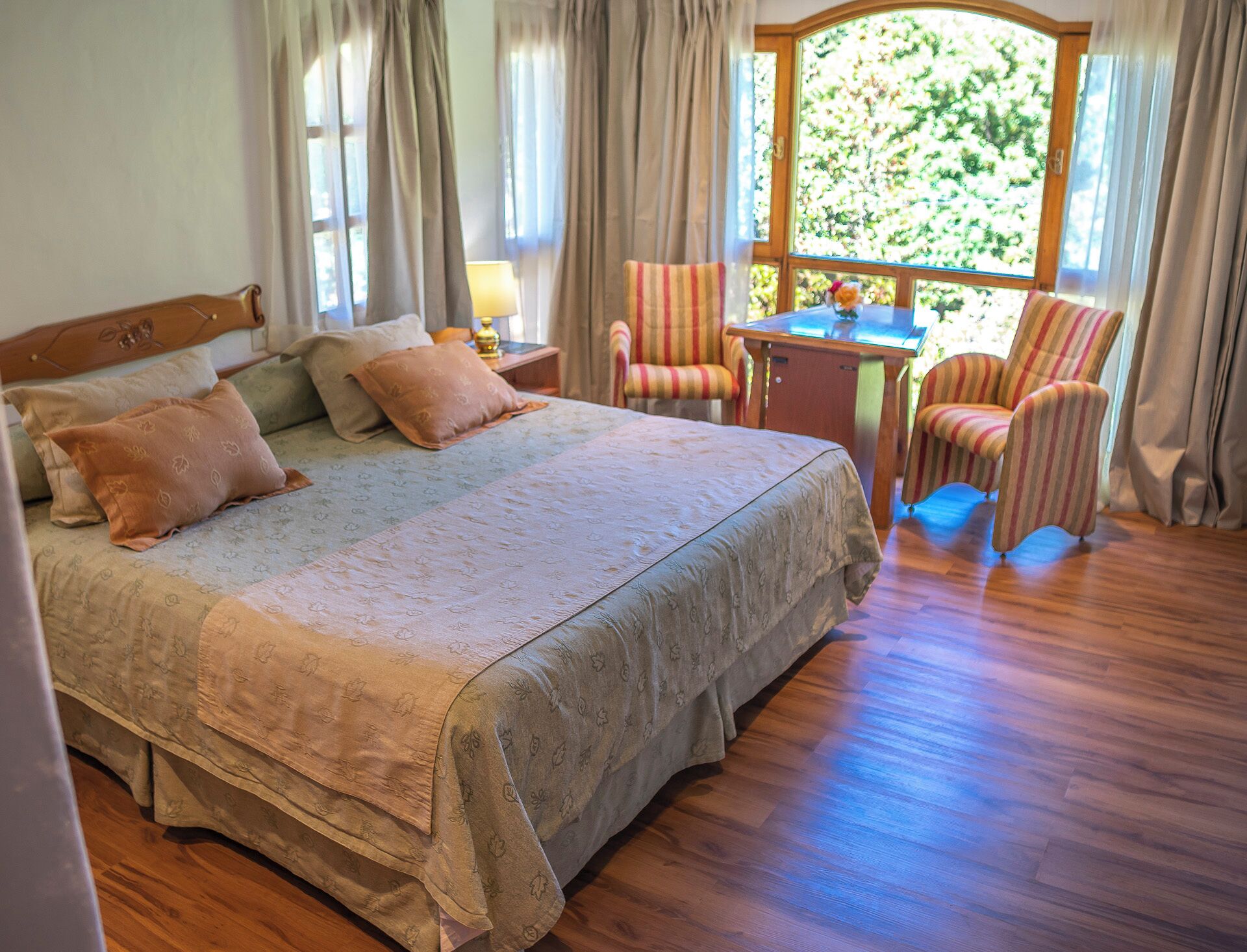 스탠다드 더블룸 | 객실 내 금고, 책상, 암막 커튼, 방음 설비