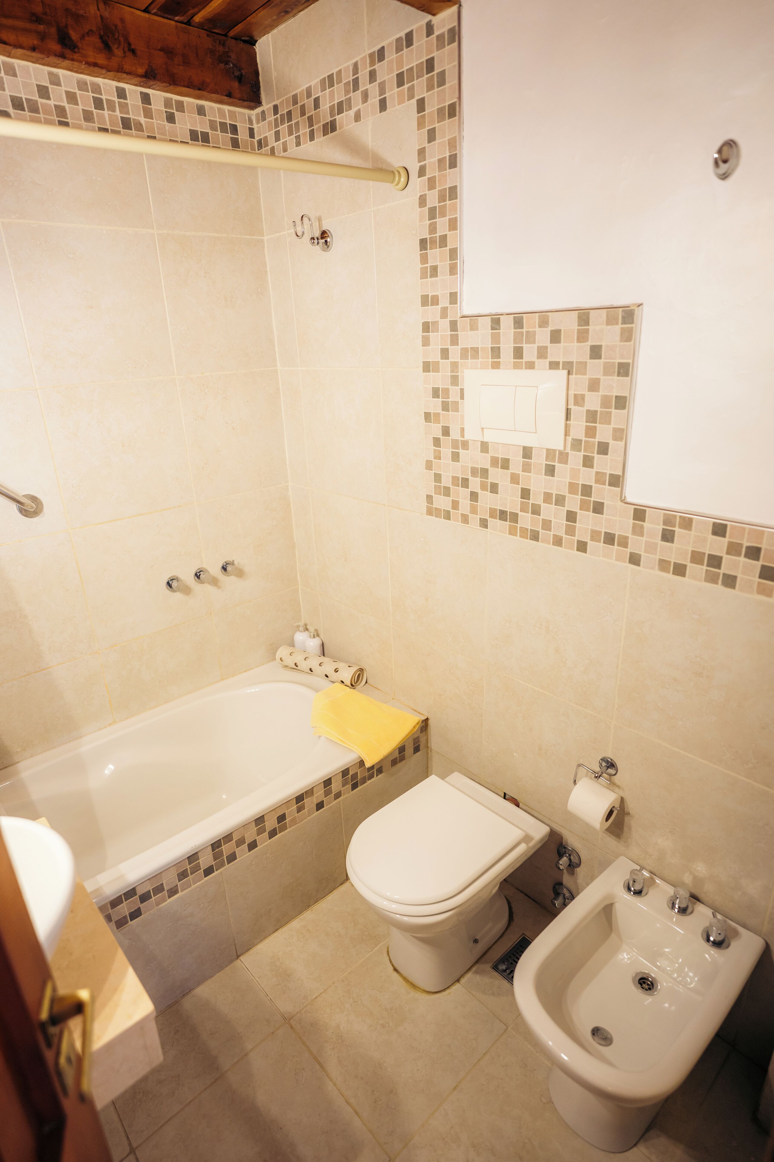 Ein Badezimmer mit Badewanne, Toilette und Bidet.