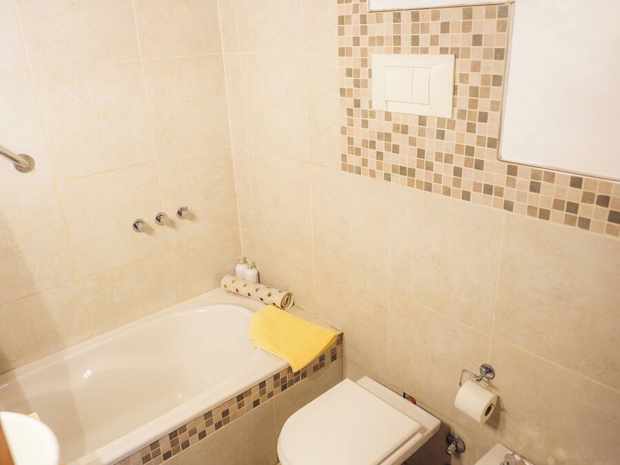 Ein Badezimmer mit Badewanne, Toilette und Bidet.