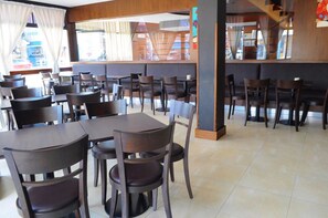 Dining - Don Carlos Hotel (Villa Gesell)