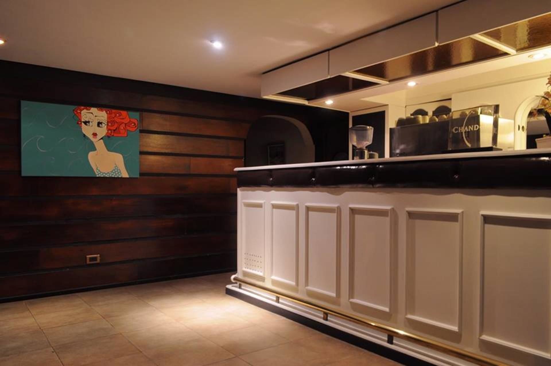 Eine moderne Küche mit weißer Arbeitsplatte und Holzvertäfelung an der Wand.