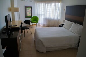 Quarto standard, 1 cama de casal | Frigobar, cofres nos quartos, escrivaninha, Wi-Fi de cortesia