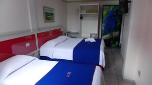 A hotel room with two beds, a TV, and a painting on the wall. - Rota do Pantanal Hotel (Presidente Prudente)
