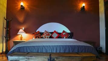 Room, 1 King Bed | Iron/ironing board, free WiFi