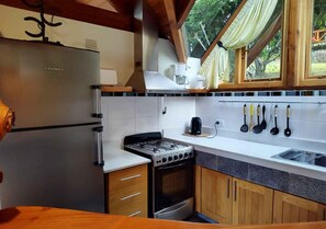 Private kitchen | Microwave, stovetop, coffee/tea maker, electric kettle