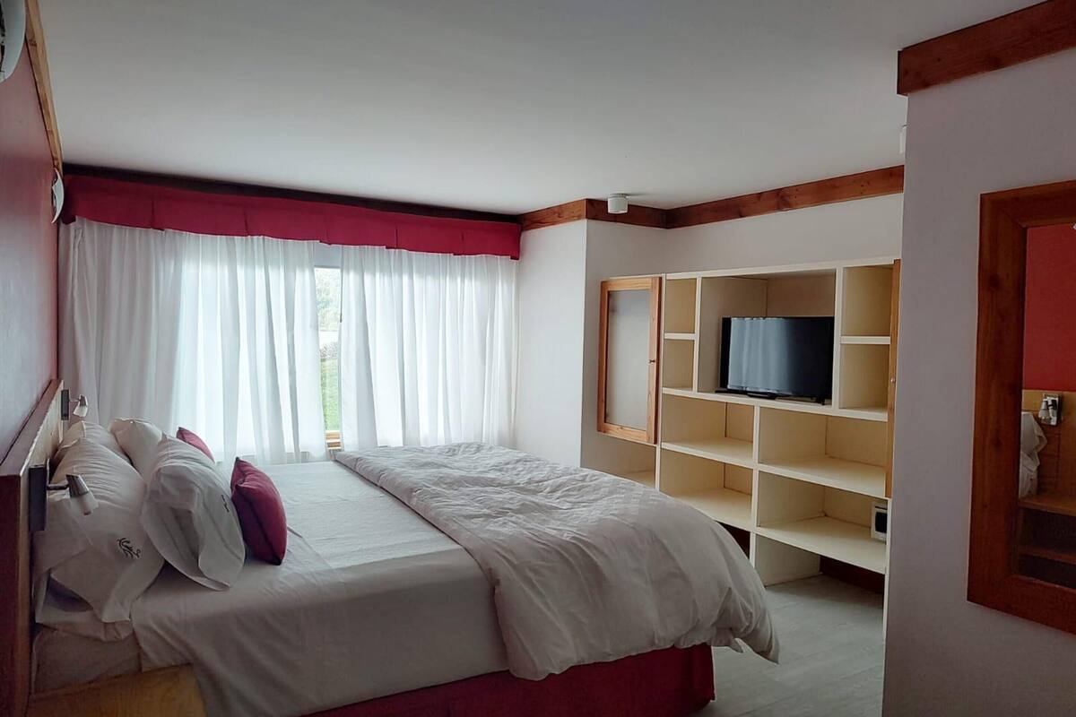 Caja de seguridad en la habitación y tabla de planchar con plancha