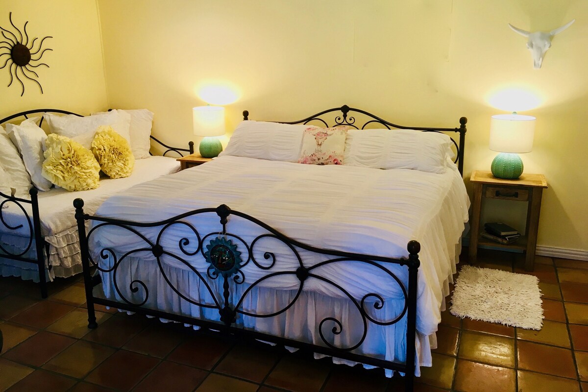 Muebles diferentes, escritorio y espacio para trabajar con laptop 