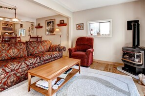 Casa de ciudad, 3 habitaciones, vista a la montaña, junto a la montaña | Área de sala de estar | Televisión, chimenea y reproductor de DVD 