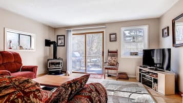 Townhome, 3 Bedrooms, Mountain View, Mountainside | Living area | TV, fireplace, DVD player