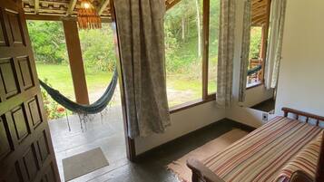 Apartamento, chimenea, vistas al jardín | Caja fuerte, wifi gratis, ropa de cama