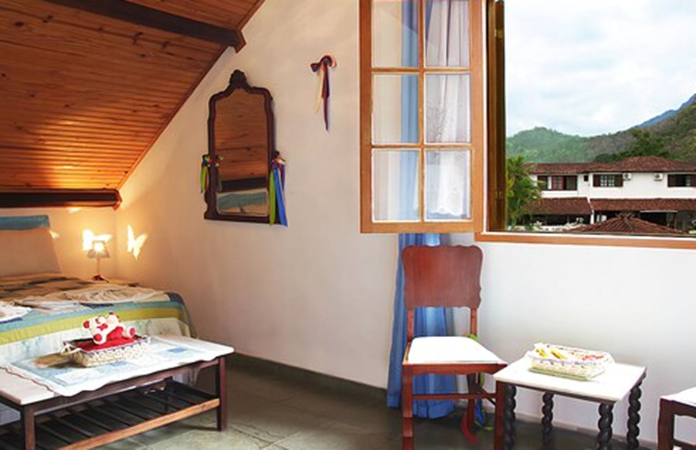 Apartamento, lareira, vista para o jardim | Cofres nos quartos, Wi-Fi de cortesia, roupa de cama