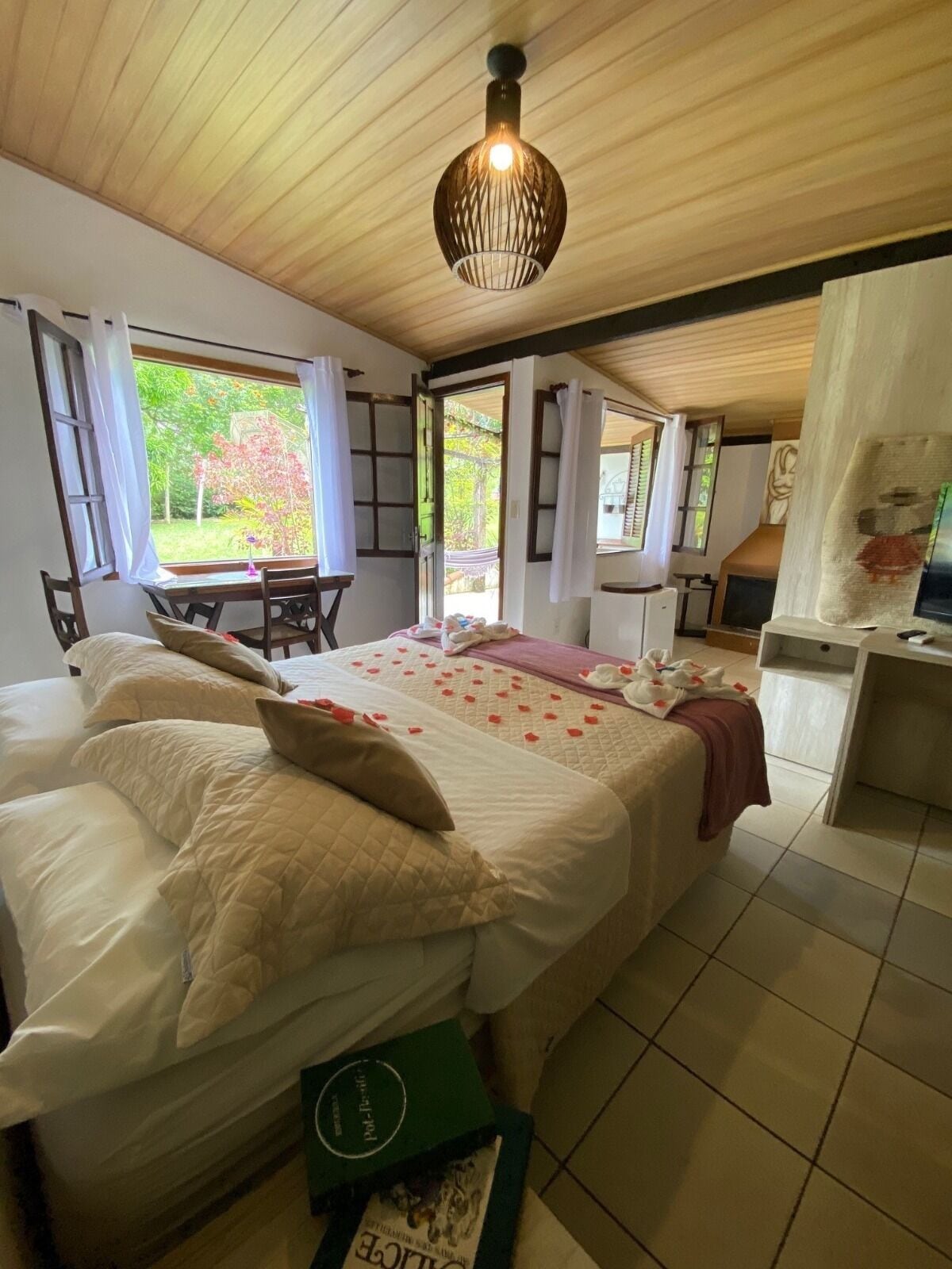 Romantische tweepersoonskamer, bubbelbad | Een kluis op de kamer, gratis wifi, beddengoed