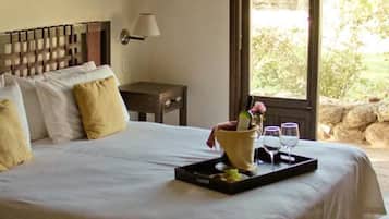 Deluxe Suite | In-room safe, desk, blackout drapes, free cribs/infant beds