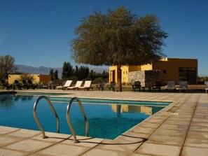 Piscina a l'aire lliure i gandules