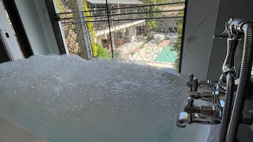 Premier Room, Jetted Tub (Maximo) | Minibar, free WiFi