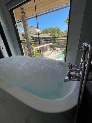 Premier-rum - bubbelbad (Maximo) | Minibar och gratis wi-fi