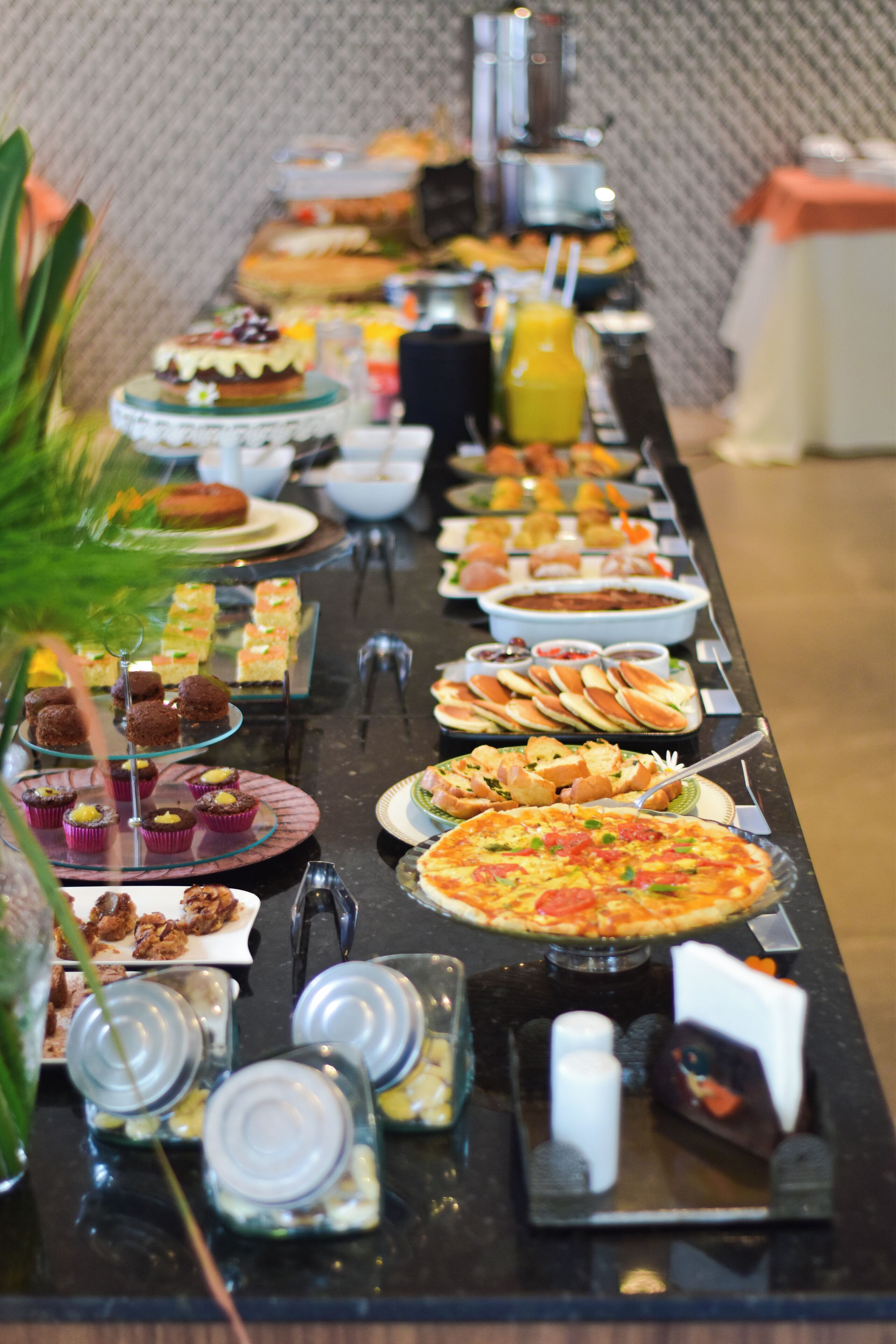 Una mesa de buffet con diversos platos y bebidas.
